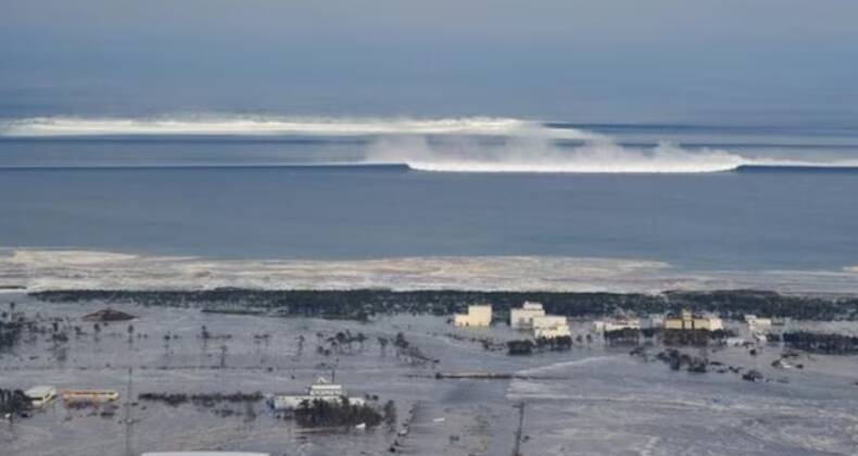 日本廣播協會（NHK）報導，下午5點12分，岩手縣海岸70公里處觀測到海嘯，預計海嘯將很快抵達太平洋沿岸。（路透）