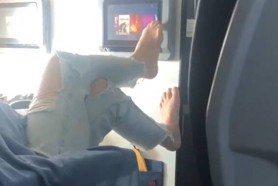 這可能會讓一些人感到驚訝，有些乘客赤腳走進洗手間，有時他們會用腳趾按觸點選機上娛樂節目。（取自網站影片）