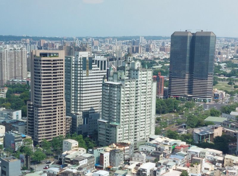 信用管制發威 高雄房市每坪成交單價跌逾2萬元、總價跌逾200萬元 信用管制發威 高雄房市每坪成交單價跌逾2萬元、總價跌逾200萬元