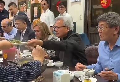 輝達執行長黃仁勳與台積電董事長魏哲家等人共進火鍋晚餐，引發網友熱議。（取自網路）