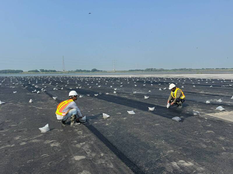 鳳凰颱風逼近，水利署第四河川分署在濁水溪沿岸鋪設防塵網抑制揚塵。（水利署四河分署提供）