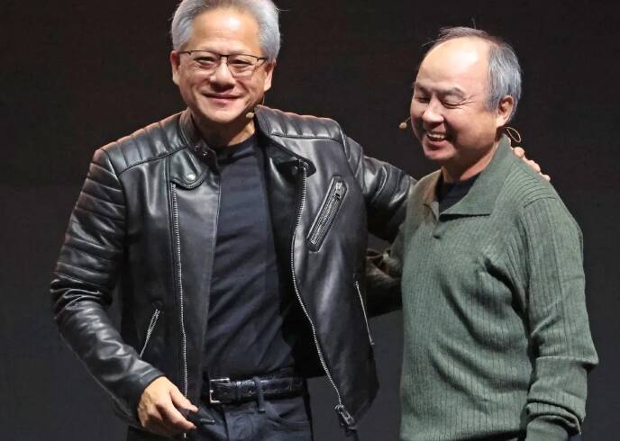輝達執行長黃仁勳與軟銀集團創辦人孫正義（右）是好朋友兼商業夥伴。（彭博）