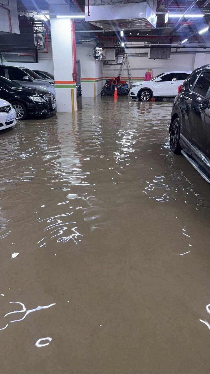 蘇澳暴雨，煙波飯店地下室淹水，約30輛車泡湯。（民眾提供）