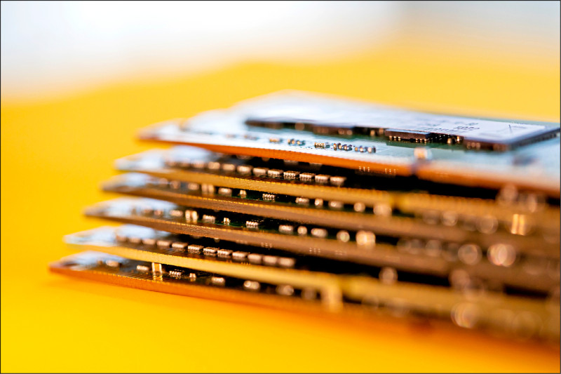 根據研調機構集邦（TrendForce）最新調查顯示，DRAM和NAND Flash產業的投資重心放在製程升級等，將導致供應位元增幅有限，預計供不應求市況將延續明年全年。（彭博資料照）