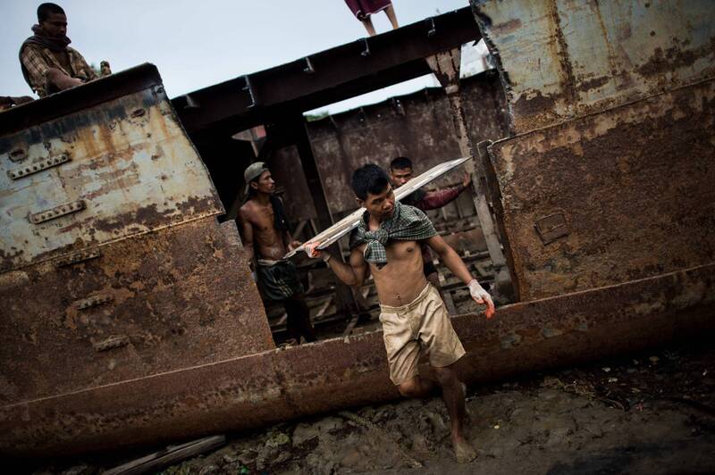 由於缺乏完善的設施、防護裝備和處理系統，南亞的拆船業存在許多環境、安全和健康隱憂。（法新社資料照）