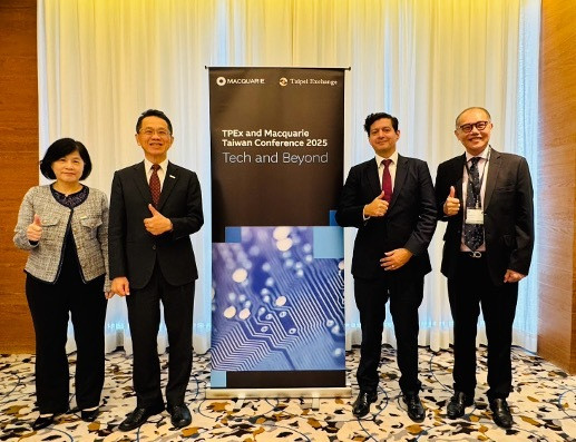 櫃買攜手麥格理證券合辦法說會。圖左起為櫃買中心總經理陳麗卿、董事長簡立忠、麥格理證券總經理柳志達、Mr. Adam Zaki, Global Head of MacCap Equities。（櫃買提供）