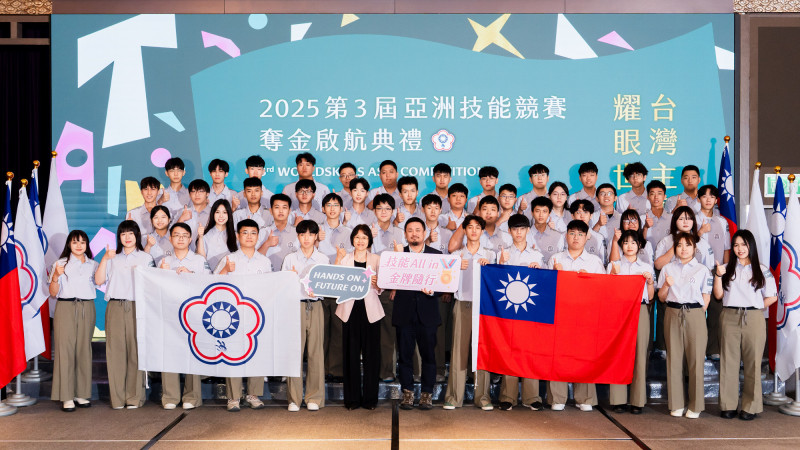 勞動部部長洪申翰（左7）、勞動力發展署署長黃齡玉（左6）及2025亞洲技能競賽國手合影。（勞動部提供）