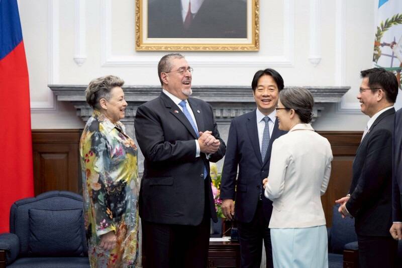 賴清德總統（左3）6月5日偕同副總統蕭美琴（右2）在總統府與瓜地馬拉總統阿雷瓦洛（左2）進行雙邊會晤，兩國元首也共同簽署「半導體合作意向書」。（圖取自賴清德臉書）