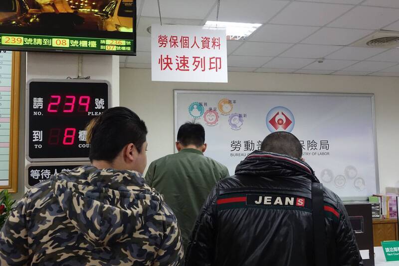 勞工在查詢自己的加保狀況時，常會看到「勞保年資」、「提撥年資」、「就業保險年資」等名詞，因而感到困惑：為什麼有這麼多種年資？（示意圖，資料照）
