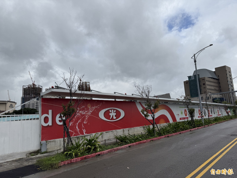 王瑞雲說，新壽建造的公務所要清光，現圍籬還有新壽廣告，需清得乾乾淨淨。其他如廢土坑等，市府已經支付相關費用，可以移轉就會給輝達。（記者蔡愷恆攝）