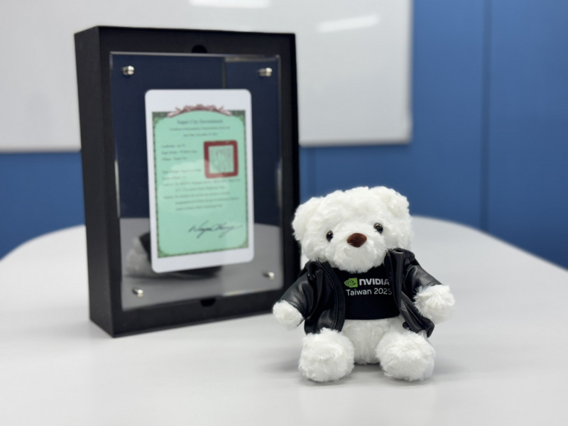 蔣萬安送Ekman一行特製的「T17、T18土地權狀造型悠遊卡」，Ekman回贈輝達吉祥物皮衣白熊玩偶。（台北市政府提供）