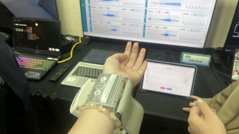 友達耘康展示全台首套AI中醫智慧系統，與連鎖中醫集團馬光醫療網合作，將中醫把脈經驗進行大數據搜集，並透過AI模型分析脈象。（記者廖家寧攝）