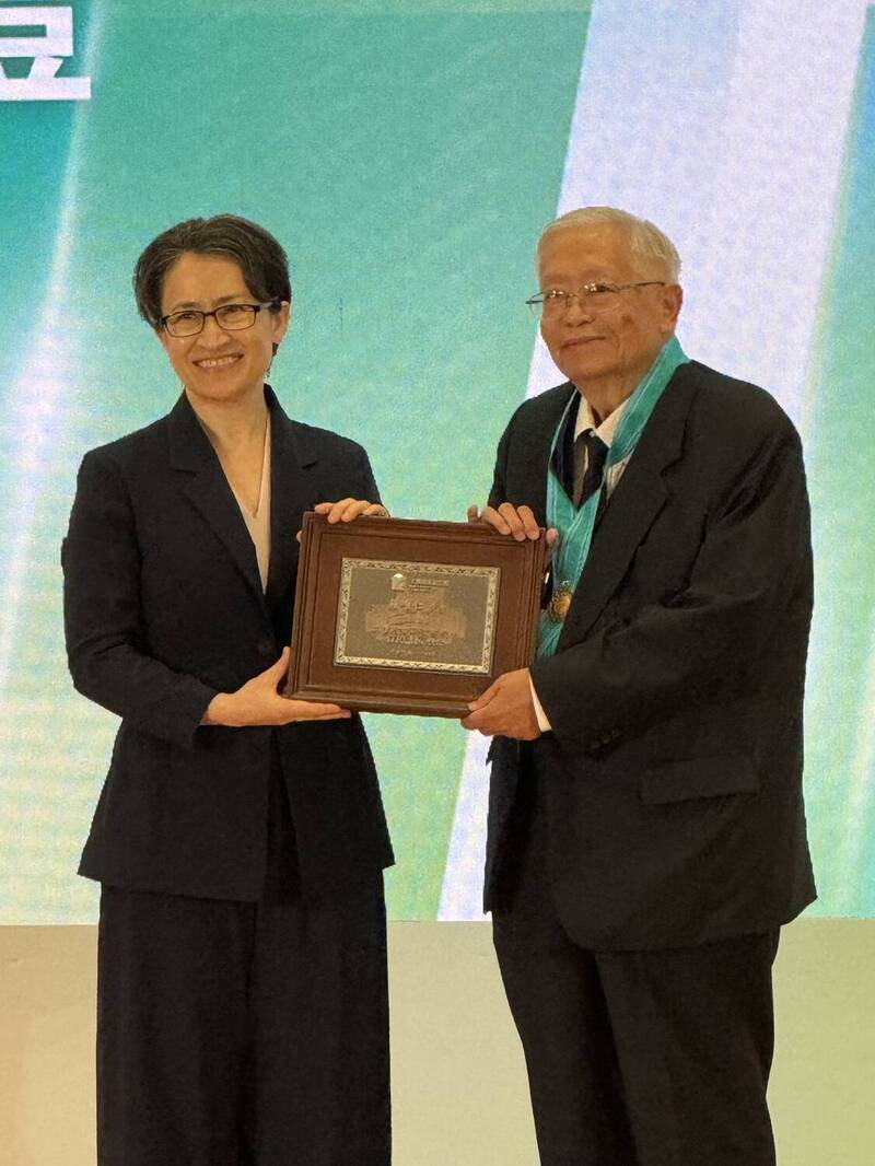 台積電前技術研發暨企業策略發展資深副總經理羅唯仁（右）於今年7月底退休，退休後還獲工研院頒授院士榮譽，由副總統蕭美琴到場授證。（記者洪友芳攝）