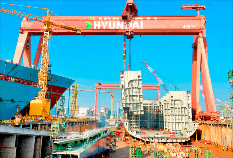 韓國經濟人協會（FKI）日前公布調查顯示，半導體、電器電子、造船、石油化工、生物健康等五項的競爭力，五年後將被中國超越。（路透資料照）