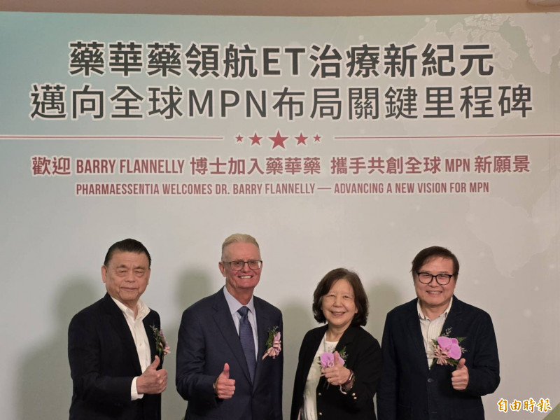 藥華藥今說明公司營運情況，並介紹美國子公司新獨董Barry Flannelly。圖左起為藥華藥執行長林國鐘、獨董Barry Flannelly、董事長詹青柳、總經理黃正谷。（記者陳永吉攝）