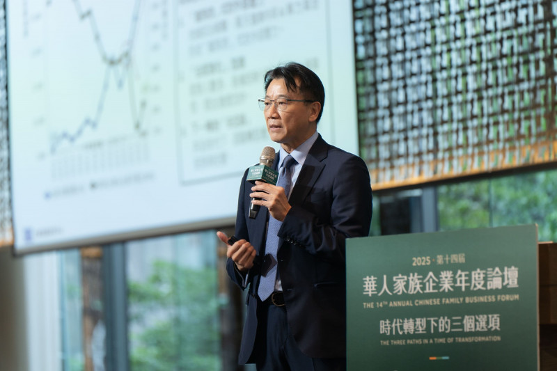 台灣董事學會發起人蔡鴻青發表「2025華人家族企業關鍵報告」。（台灣董事學會提供）