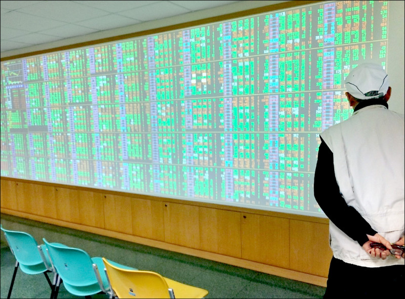 台股昨日摜破頸線與2萬7000點，終場暴跌691.19點，創今年第7大跌點。（資料照）