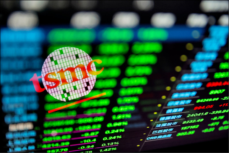 台股短線技術指標回落至超賣區，有利在季線2萬6374點附近止穩反彈。（中央社資料照）