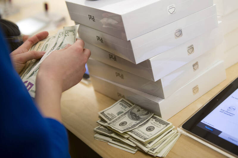 《GOBankingRates》指出，有7個簡單且容易養成的理財習慣，能幫助你存更多錢。（示意圖，彭博）