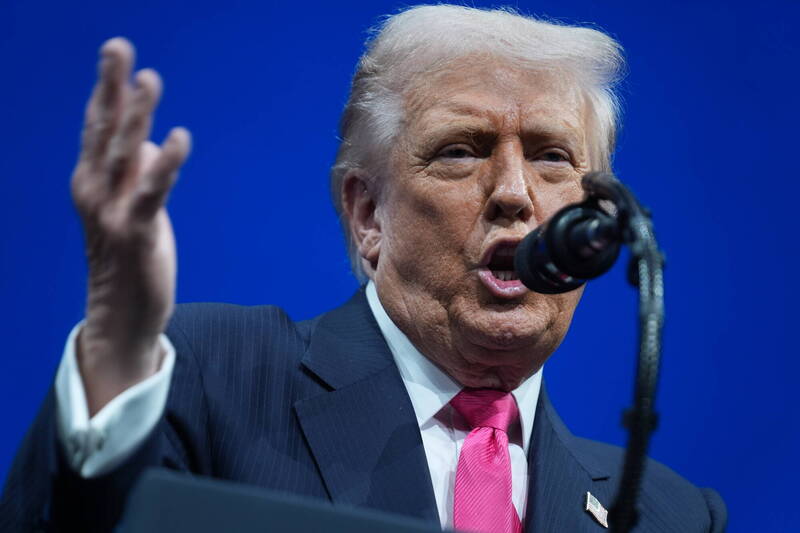 美國總統川普近期多次談及台灣與全球晶片供應鏈，他週三（19日）出席沙烏地阿拉伯投資論壇發表談話時，再次提及台灣和晶片議題。（美聯社）