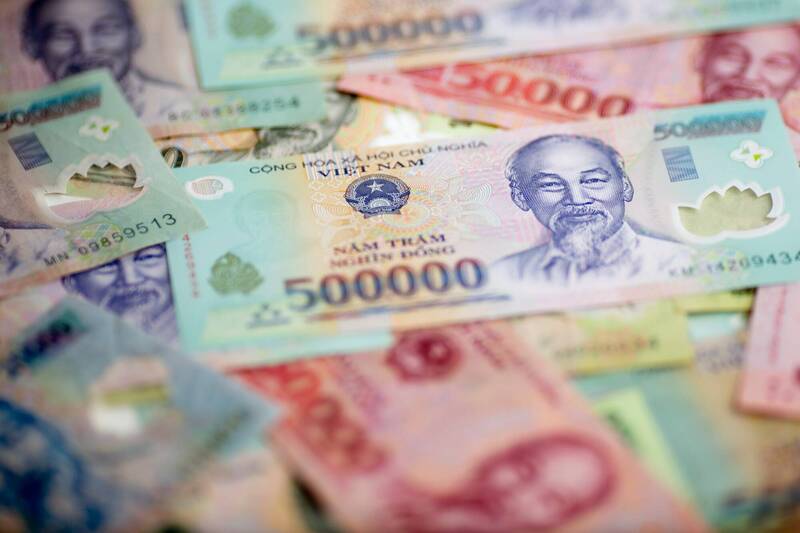 一位越南阿公將財產分給兒子後，兒子們決定將這筆財產視為貸款，每月支付一筆錢給阿公當作生活費。示意圖。（彭博）