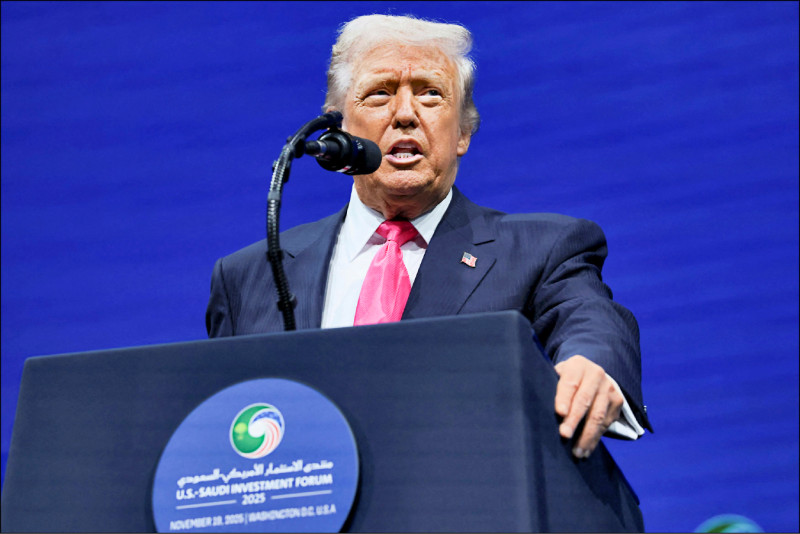 美國總統川普週三在「美國沙烏地阿拉伯投資論壇」致詞再次談及台灣與晶片供應鏈，表示歡迎台積電帶技術人員來美投資設廠。（路透）