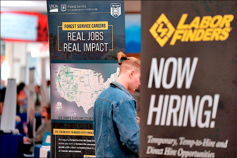 美國勞工統計局（BLS）週四公布延遲許久的九月非農就業報告，遠優於市場預估，顯示美國就業市場維持韌性，但聯準會12月維持利率不變的機率大增。（彭博檔案照）