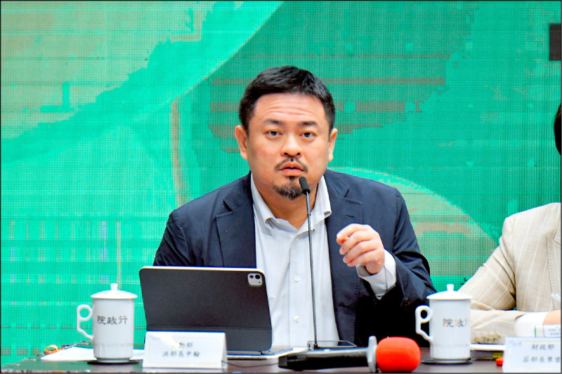 勞動部長洪申翰表示，勞動部與行政院一直有在研議修正，把政府負最終責任與撥補法制化。（行政院提供）