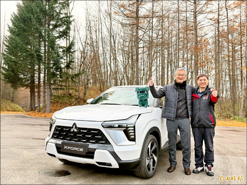 中華（2204）汽車昨日召開法說會表示，戰略車款XFORCE小型休旅車將於年底上市，積極搶攻乘用車市場，中華汽車總經理曾鑫城（右）已下動員令，目標要在3個月內搶下5000張訂單。（記者楊雅民攝）