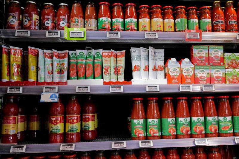 《BBC》在調查過程中檢測了在英國、德國和美國市場上出售的64種不同的義大利番茄糊商品，發現有17種產品似乎含有中國番茄成分。示意圖。（法新社）