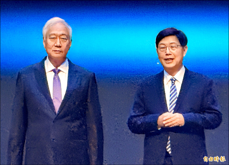 鴻海創辦人郭台銘（左）昨在鴻海科技日現身，與董事長劉揚偉（右）合體同台。（記者方韋傑攝）