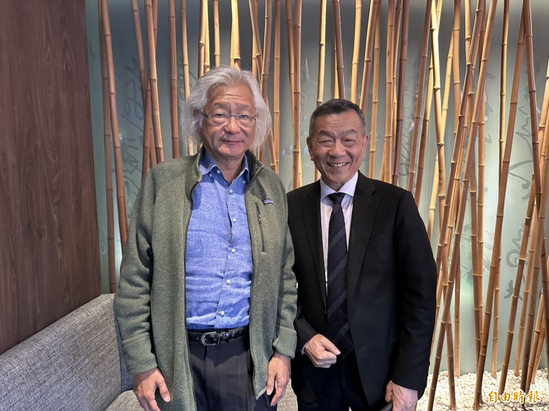 亞通（6179）前進新南向菲律賓再生能源市場。左起為亞通經理龔誠山總、董事長呂元瑞。（記者林菁樺攝）