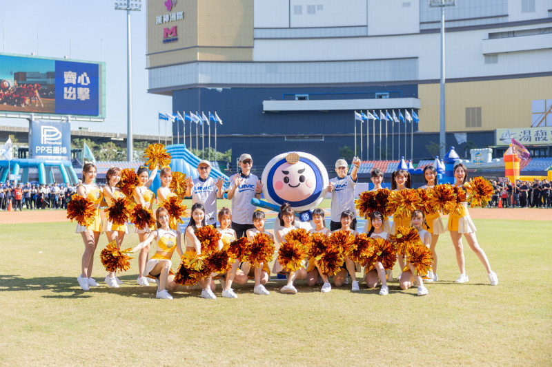 晶圓代工廠聯電今（22）日於台中洲際棒球場舉辦45周年家庭日，以「聯電45，齊心出擊」為主題，邀請員工及眷屬齊聚同樂。（聯電提供）