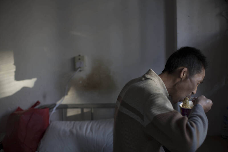 日本一名男性把一生奉獻給工作，卻忽略了家庭生活，最終只能在家獨自看電視、吃泡麵度日。吃泡麵示意圖，非當事人。（法新社）