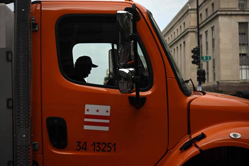 一位82歲美國阿公因創業失敗破產，為了謀生跑去開砂石車。示意圖。（法新社）