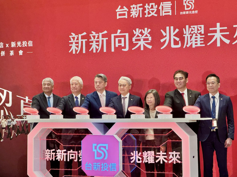 台新新光投信子公司完成合併，今天舉行合併記者會。左四為台新新光金控董事長吳東亮（記者王孟倫攝）
