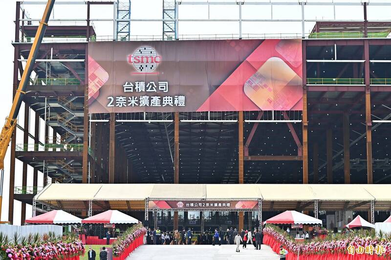 在竹科、高雄共規劃投資7座2奈米廠已不敷需求，近期預計在台灣再投資建3座2奈米廠，地點可望落在南科附近的南科特定區。圖為位台積電今年3月底在高雄的Feb22舉行2奈米擴產典禮。（資料照，記者李惠洲攝）
