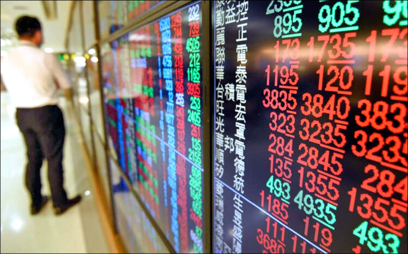 昨日台股電子權值股漲跌互見，終場加權指數小漲69.3點
，以26504.24點作收，成交量7264億元，創今年最大
量，也是史上第三大量，台股季線得而復失。圖為示意圖。（資料照）