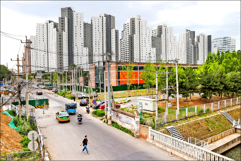 長期看好中國房地產市場的瑞銀亞太及大中華區房地產研究主管認錯，改口中國已持續低迷4年的房市，距離結束還為時尚早。（歐新社資料照）