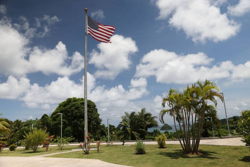 美國國旗在帛琉的美國大使館外飄揚，帛琉的位置使其成為世界強國尋求影響力的理想目標，它位於太平洋「第二島鏈」。（資料照，路透）
