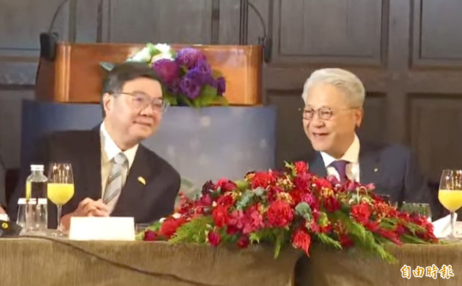 工商協進會理事長吳東亮（右）今在工商早餐會上表示，必須加速改善產業M型化結構。（記者廖家寧攝）