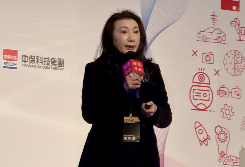 楊秋瑾指出，外界常用「泡沫」看待AI，但真正值得看的是「錢往哪裡流」。（記者方韋傑攝）