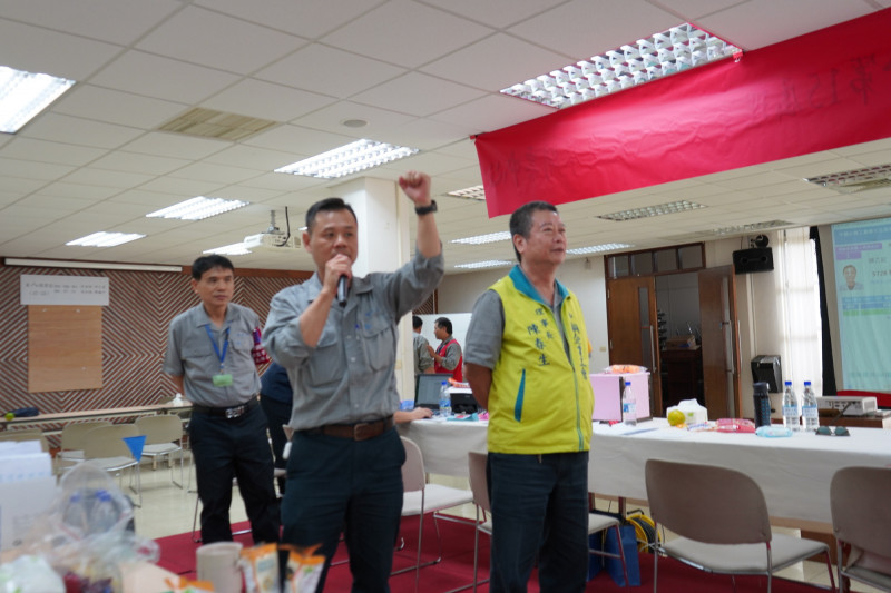 楊乙記（前左）以創紀錄得票率當選中鋼工會理事長。（中鋼工會提供）