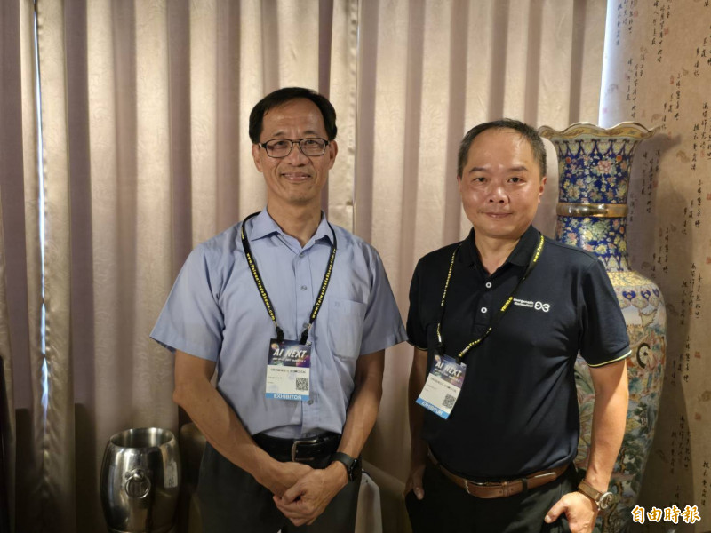 華安泡泡龍新藥，啟動美國臨床二期試驗。圖右為華安總經理陳翰民、左為首席顧問許銀雄。（記者陳永吉攝）