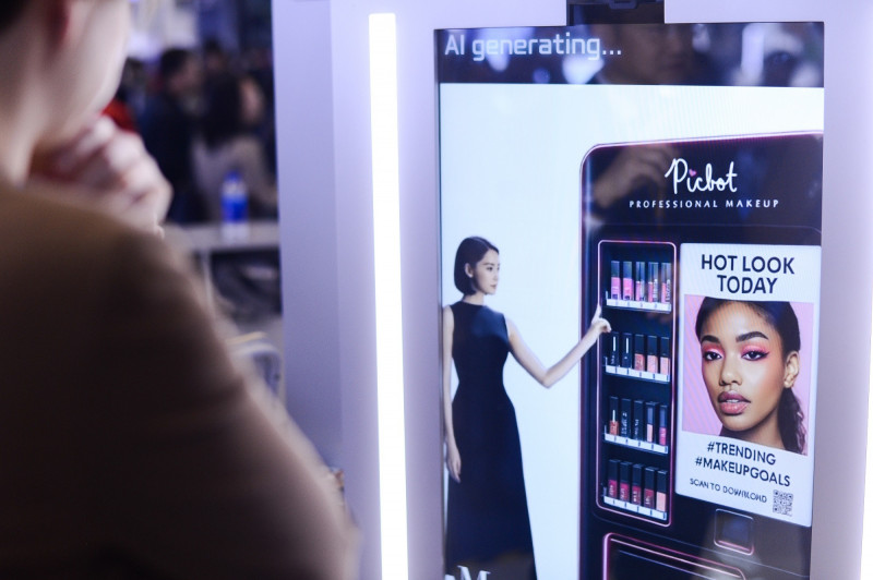 台灣啟雲科技研發的「Picbot Beauty AI Hub智慧美妝販賣機」能實現線上試用與線下購物的完美整合。（業者提供）