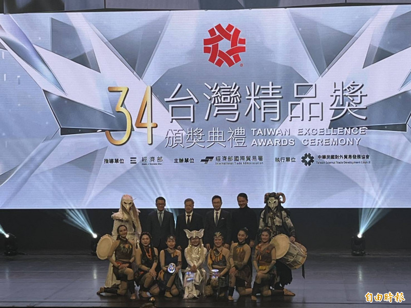 第34屆「台灣精品獎」頒獎典禮下午在臺北表演藝術中心球劇場舉行。（記者林菁樺攝）