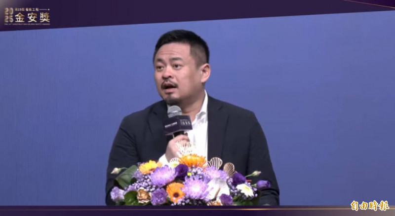 勞動部今（26）日下午舉辦「2025第19屆優良工程金安獎」頒獎典禮，由勞動部長洪申翰主持。（記者李靚慧翻攝）