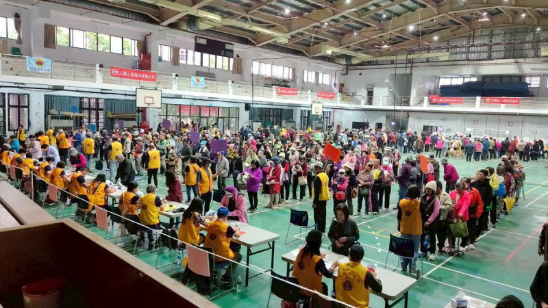 三陽動員志工前往災區，致贈慰問金給馬太鞍溪堰塞湖周邊2300 多戶受災家庭，為確保慰問金能快速且無誤地發放，土地銀行花蓮分行協助提前將現金分裝為2300多份信封，並由花蓮縣警察局花蓮分局派員全程護送現金至發放現場。（三陽提供）