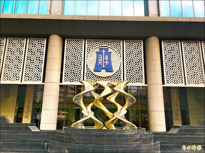 財政部今天在行政院會報告「所得稅及貨物稅惠民措施」。（資料照）