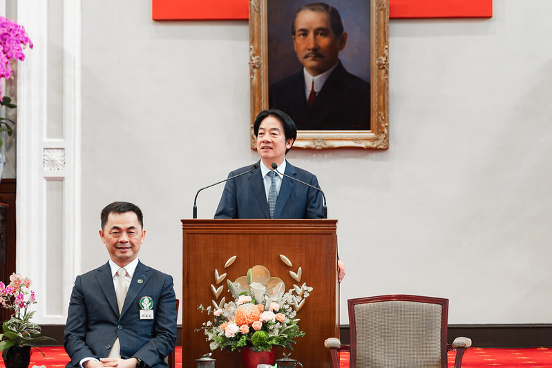 賴總統表示，明年政府編列超過300億元預算推動「AI新十大建設」，也啟動「創業天使投資方案」。（圖由總統府提供）